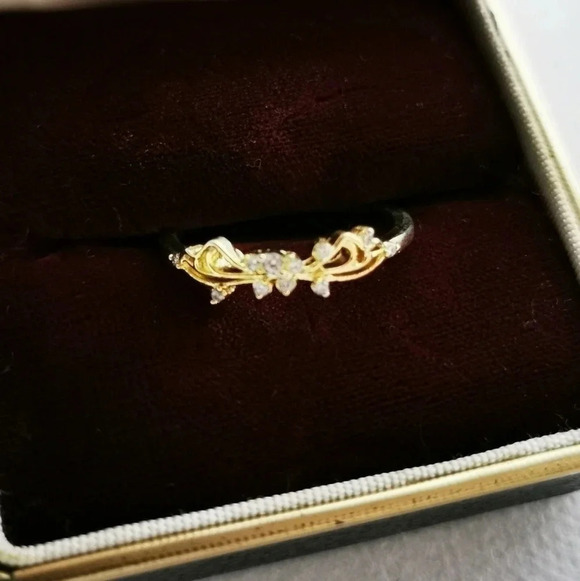 Gold tone ring - Picture 2 of 6